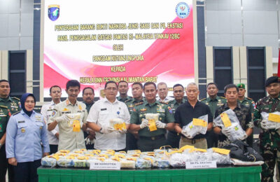 Pangdam XII/Tpr Mayjen TNI Iwan Setiawan, Serahkan Barang Bukti Sabu Seberat 35,9 kilogram dan 38 Ribu Butir Ekstasi ke Badan Narkotika Nasional Provinsi Kalimantan Barat. (Ist)