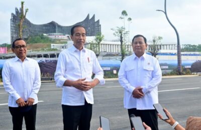 Presiden Joko Widodo didampingi Menteri Pertahanan yang juga Presiden terpilih 2024-2029 Prabowo Subianto. (Ist)