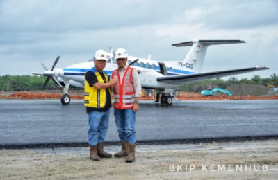Menteri PUPR Basuki Hadimuljono (kiri) dan Menhub Budi Karya Sumadi (kanan) usai menyaksikan uji operasional (proving flight) landasan pacu (runway) Bandara IKN. (Ist)