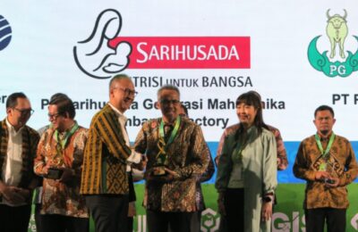 Menperin Serahkan Penghargaan untuk SGM. (ist)