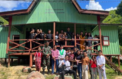 Satgas Pamtas Yonarmed 11 Kostrad dan Warga Desa Labang Bersinergi Bersihkan Gereja S.T Petrus. (Ist)