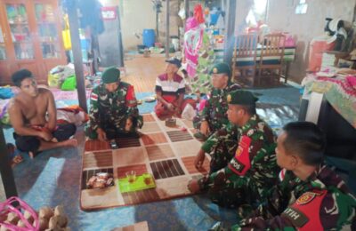 Satgas Pamtas Yonarmed 11 Kostrad Beri Bantuan Sembako untuk Korban Kebakaran. (Ist)