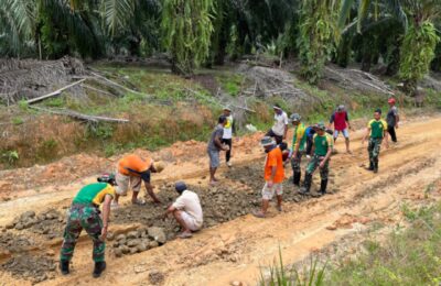 Bahu membahu memperbaiki jalan utama yang rusak. (Ist)