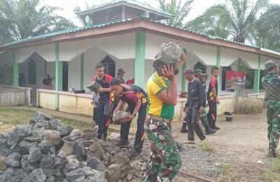 Satgas Pamtas Yonarmed 11 Kostrad Gotong Royong Bersihkan Masjid Al Ikhlas. (Ist)