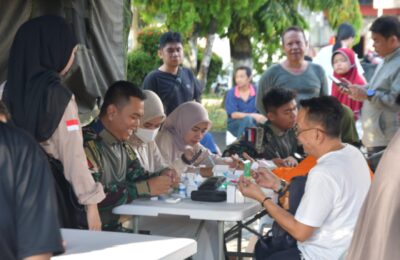 Satgas Pamtas RI-Malaysia Yonarmed 11 Kostrad bekerja sama dengan Ikatan Apoteker Indonesia mengadakan kegiatan pemeriksaan kesehatan gratis. (Ist)