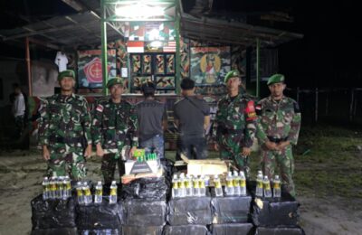 Satgas Yonzipur 8/SMG Gagalkan Penyelundupan Ratusan Botol Miras dan Amunisi Rakitan. (Ist)