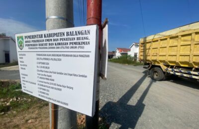 Papan nama proyek pengerjaan jalan yang tertera pada Komplek Balai Pangeran Residence. (Ist)