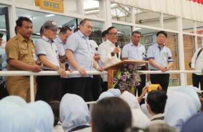 Wamenaker Immanuel Ebenezer Gerungan saat mengunjungi dan bertemu para pekerja PT Sritex. (Ist)
