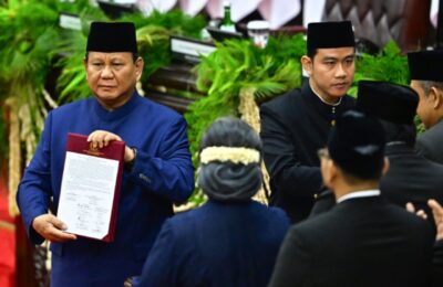 Presiden Prabowo Subianto (kiri) dan Wakil Presiden Gibran Rakabuming Raka (kanan) menerima berita acara pelantikan mereka dari pimpinan MPR. (Ist)