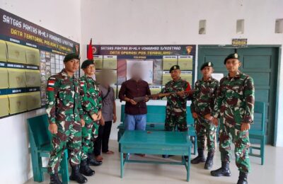Warga Serahkan Senjata ke Satgas Pamtas Yonarmed 11 Kostrad. (Ist)