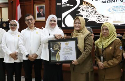 Komisi Informasi Kalsel Berikan Penghargaan kepada 13 Badan Publik dan SKPD. (Ist)