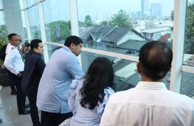 Menteri PKP Maruarar Sirait dan Menteri BUMN Erick Thohir saat meninjau langsung ke sejumlah aset lahan milik PT Kereta Api Indonesia (KAI). (Ist)