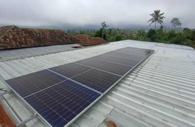 PLTS berkapasitas 4,4 kWp dipasang untuk mendukung kelompok petani kopi. (Ist)