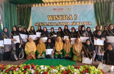 Wisuda setelah berhasil menyelesaikan sekolah lansia berdaya pada program Inklusi oleh Pimpinan Daerah (PD) Aisyiyah Hulu Sungai Utara (HSU). (Ist)