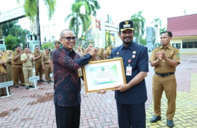 Capai 100 persen sertifikasikan aset daerah, Pj Bupati beri penghargaan kepada ATR/BPN HSU. (Ist)