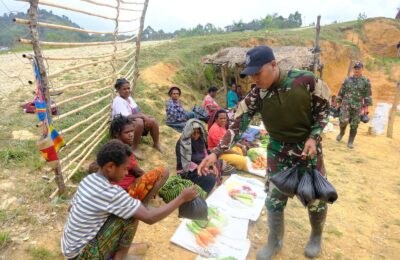 Satgas Yonif 614/RJP Borong Dagangan Warga Pegunungan di Papua. (Ist)
