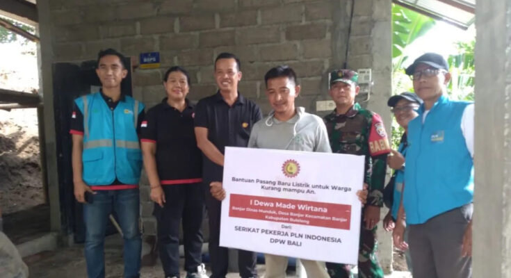 Perwakilan Serikat Pekerja PLN Bali saat menyalurkan bantuan listrik kepada masyarakat kurang mampu. (Ist)