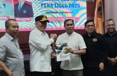Gubernur Kalsel terima Buku "Bumi Lambung Mangkurat - Bentangan Zamrud". (Ist)