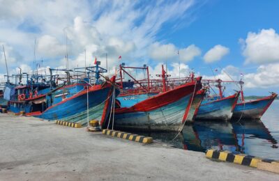 Jakarta, InfoPublik - Ditjen Perikanan Tangkap Kementerian Kelautan dan Perikanan (KKP) membekukan 10 izin kapal penangkap ikan dan 1 kapal pengangkut ikan yang diduga melakukan pelanggaran alih muat atau transhipment di perairan Arafura. Direktur Jenderal Perikanan Tangkap Lotharia Latif mengatakan kesepuluh kapal tersebut kini diamankan di Pelabuhan Perikanan Nusantara (PPN) Tual pada Jumat (28/2) lalu. Sementara, 1 kapal masih dalam pemantauan Ditjen Pengawasan Sumber Daya Kelautan dan Perikanan (PSDKP). “Kesepuluh kapal penangkap ikan ini tidak memiliki dokumen kemitraan dengan kapal pengangkut dengan inisial KM. MS 7A. Saat dilakukan pemeriksaan, sudah tidak ada ikan di kesepuluh kapal ini dan diduga sudah dipindahkan semua,” ujar Latif, dalam keterangan resmi KKP, Selasa (4/3/2025). Transhipment merupakan pelanggaran berat, sehingga pembekuan izin kapal ini dilakukan sebagai sanksi awal berupa tindakan administratif terhadap kapal perikanan yang melanggar ketentuan atas rekomendasi dari Ditjen Pengawasan Sumber Daya Kelautan dan Perikanan (PSDKP). Berdasarkan data dari Ditjen PSDKP 10 kapal penangkap ikan yang diamankan antara lain KM. MJ 98 (GT 98), KM. MAS (GT 82), KM. HP 3 (GT 153), KM. U II (GT 97), KM. FN (GT 150), KM. SM 8 (GT 96), KM. LB (GT 58), KM. SM IX (GT 97), KM. MJ 8 (GT 59), KM. BSR (GT 124). "Kapal-kapal tersebut diduga terindikasi melanggar pasal 27 angka 7 (Pasal 27A ayat (1)) UU Nomor 6 Tahun 2023 tentang penetapan Perppu Nomor 2 Tahun 2022 tentang Cipta Kerja menjadi UU Jo Pasal 317 ayat (1) huruf g Jo Pasal 320 ayat (3) huruf g PP Nomor 5 Tahun 2021 tentang penyelenggaraan Perizinan Berusaha Berbasis Risiko, " kata Dirjen Latif. Sebelumnya, Menteri Kelautan dan Perikanan, Sakti Wahyu Trenggono mengungkapkan bahwa dalam rangka implementasi Penangkapan Ikan Terukur di Zona III, kegiatan pengawasan akan diperkuat melalui pengawasan terpadu dan terkoordinasi baik di laut (while fishing), maupun di Pelabuhan (before fishing, after fishing, dan post landing).