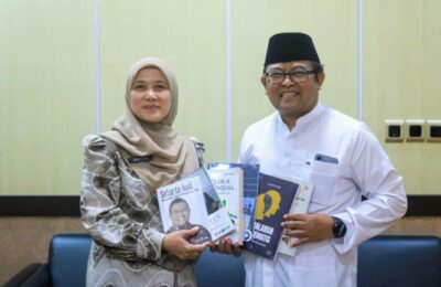 Dinas Perpustakaan dan Kearsipan (Dispersip) Kalimantan Selatan menerima hibah buku dari mantan Rektor Universitas Lambung Mangkurat (ULM) Banjarmasin periode 2014-2022, Sutarto Hadi. (Ist)