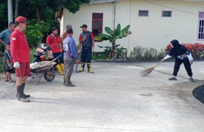 Camat Penajam Bersama Gotong Royong Bersihkan Drainase. (Ist)