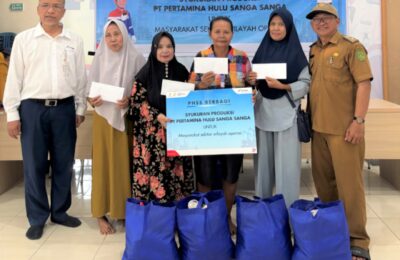 PHSS menyalurkan bantuan sosial berupa paket sembako dan uang tunai. (Ist)
