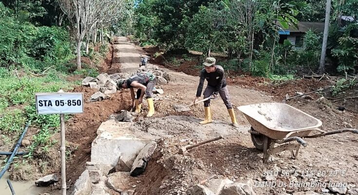 Satgas TMMD Kodim Banjar Membuat Gorong-Gorong Penghubung Desa. (Ist)