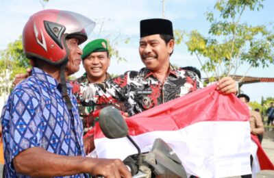 Aksi pembagian bendera Merah Putih kepada masyarakat. (Ist)