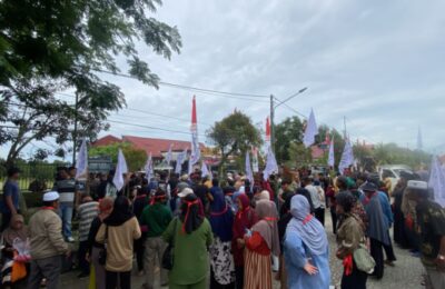 Sejumlah warga baik dari Kecamatan Penajam dan Kecamatan Sepaku demo soal tanah ke Badan Pertanahan Nasional PPU, Kamis (13/08/2025). (Ist)