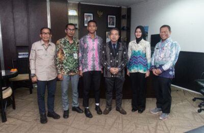 Pj Sekda Kalsel bersama anggota Pasukan Pengibar Bendera Pusaka (Paskibraka) Nasional 2025. (Ist)