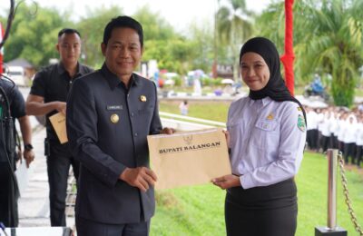 Penyerahan Surat Keputusan (SK) Pegawai Pemerintah dengan Perjanjian Kerja (PPPK) Paruh Waktu Formasi 2024. (ip)